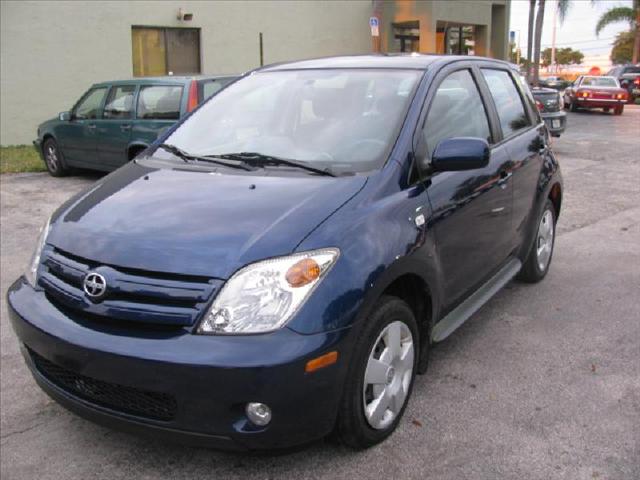 Scion xA 2005 photo 1