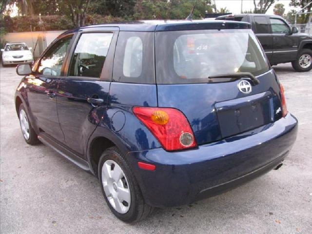 Scion xA 2005 photo 2