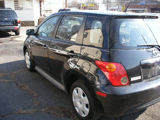 Scion xA 2005 photo 2