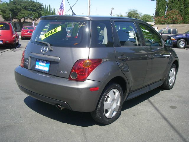 Scion xA 2005 photo 2