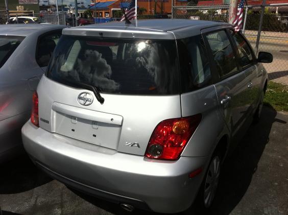 Scion xA 2005 photo 2