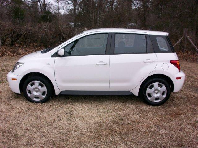 Scion xA 2005 photo 1