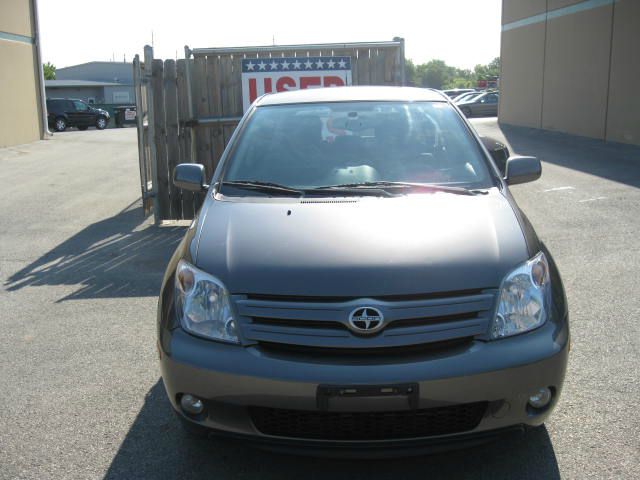 Scion xA 2005 photo 2