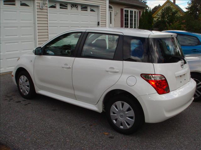 Scion xA 2006 photo 1