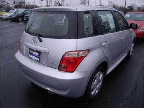 Scion xA 2006 photo 2