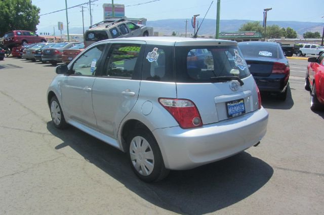 Scion xA 2006 photo 1