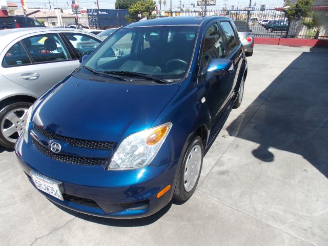 Scion xA 2006 photo 2