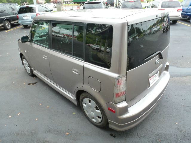 Scion xB 2004 photo 2