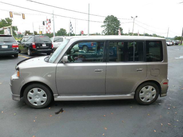 Scion xB 2004 photo 3