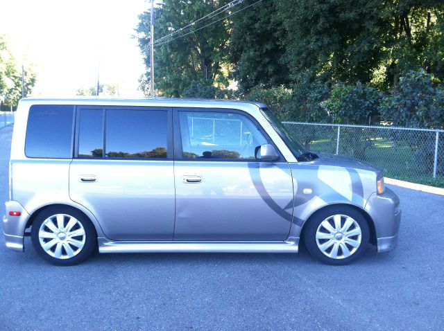 Scion xB 2004 photo 2