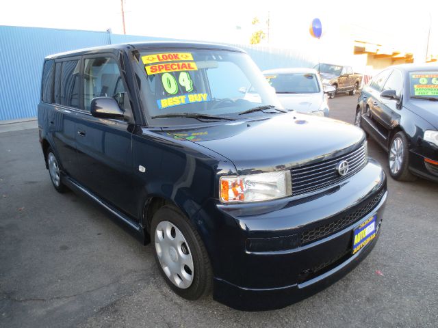 Scion xB 2004 photo 1