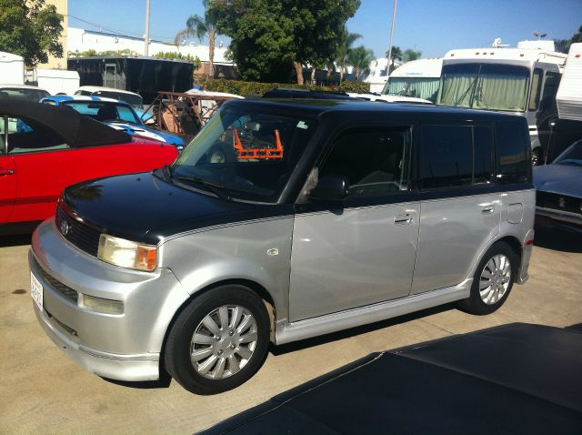 Scion xB 2004 photo 1