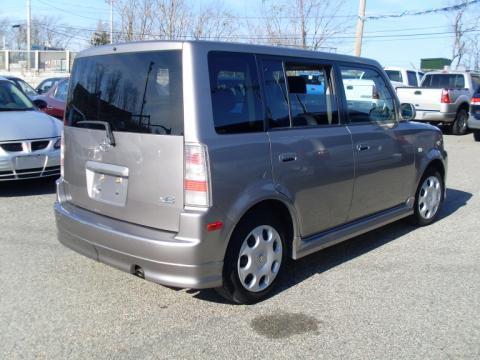 Scion xB 2004 photo 2