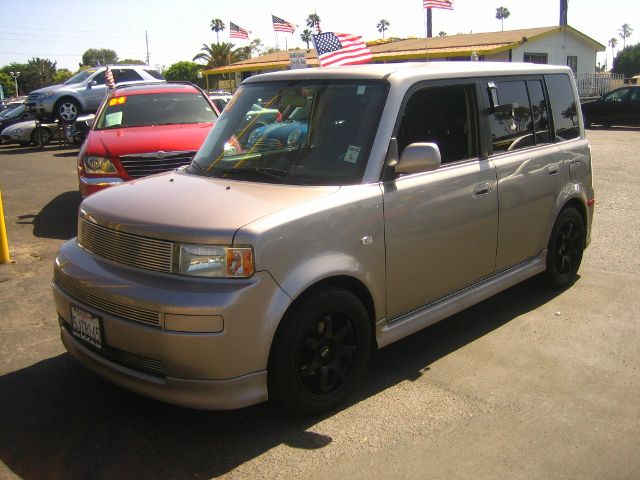 Scion xB 2005 photo 1