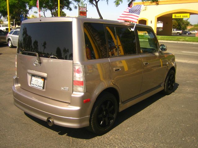 Scion xB 2005 photo 11