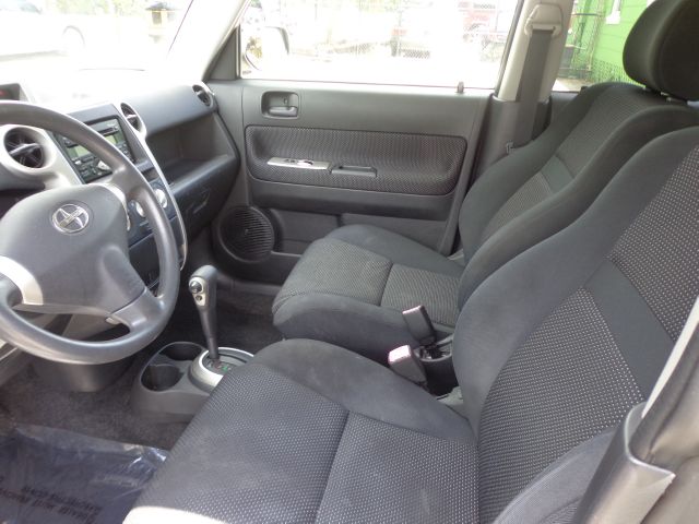 Scion xB 2005 photo 1