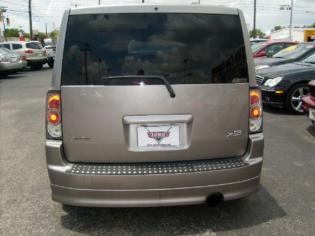 Scion xB 2005 photo 2