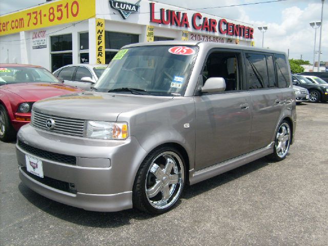 Scion xB 2005 photo 3