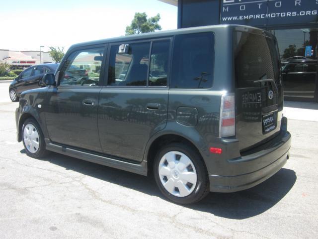 Scion xB 2005 photo 1