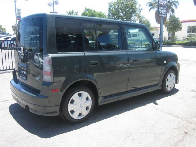 Scion xB 2005 photo 2