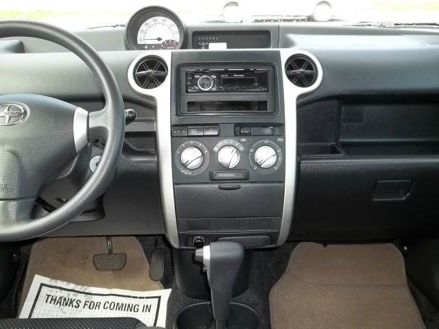 Scion xB 2005 photo 5