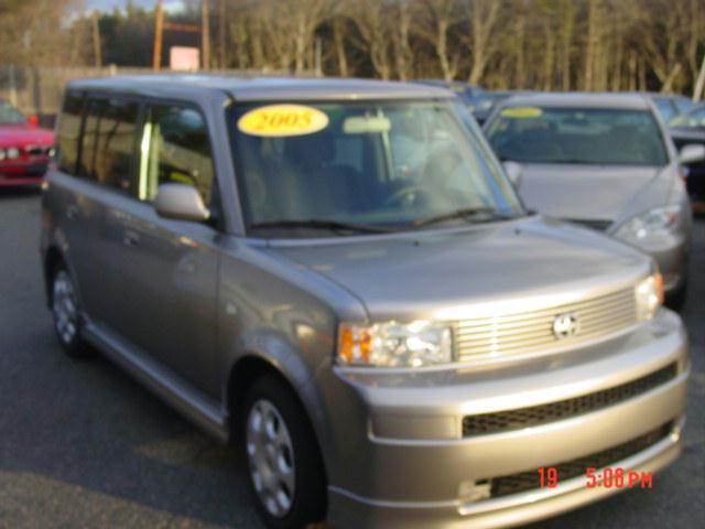 Scion xB 2005 photo 2