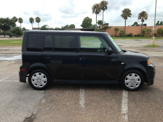 Scion xB 2005 photo 1