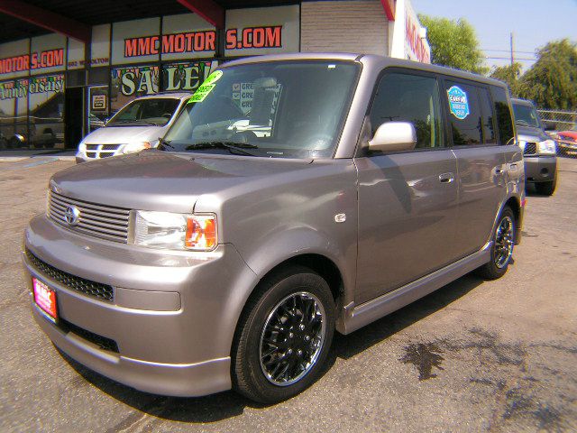 Scion xB 2005 photo 2