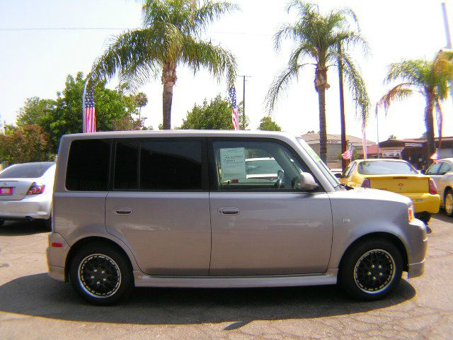 Scion xB 2005 photo 3