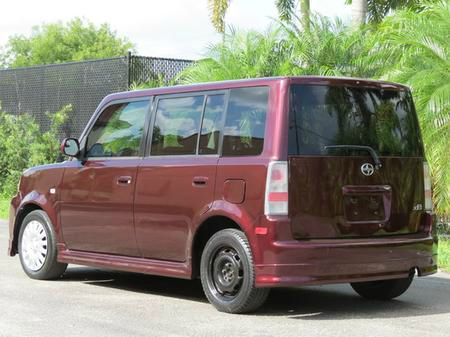 Scion xB 2005 photo 2