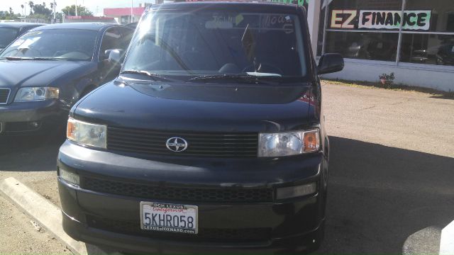 Scion xB 2005 photo 2