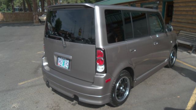 Scion xB 2005 photo 2