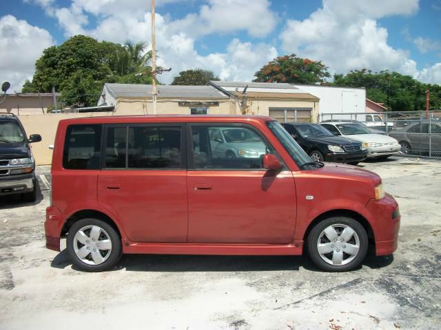 Scion xB 2005 photo 2