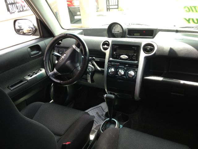 Scion xB 2005 photo 1