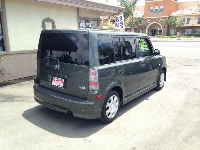 Scion xB 2005 photo 2