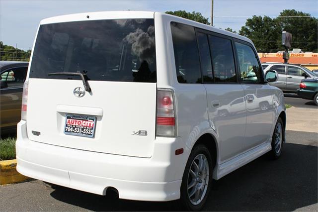 Scion xB 2005 photo 1