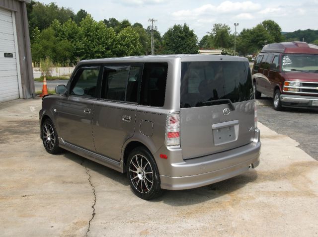 Scion xB 2005 photo 1