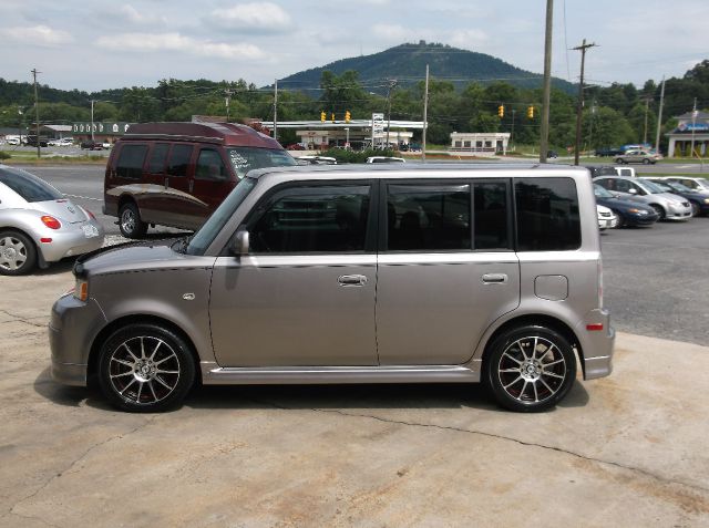 Scion xB 2005 photo 2