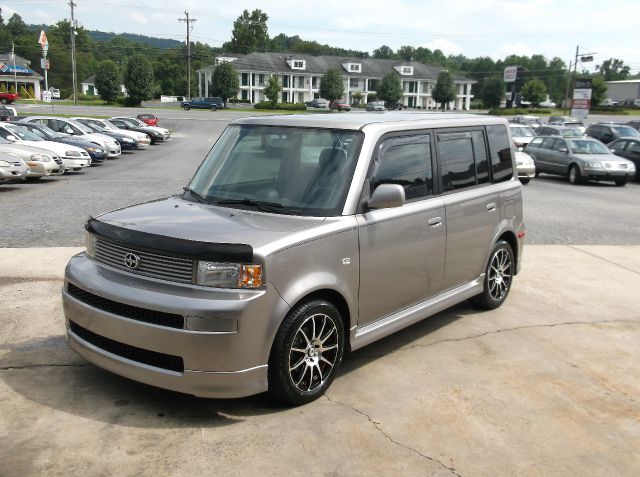 Scion xB 2005 photo 3