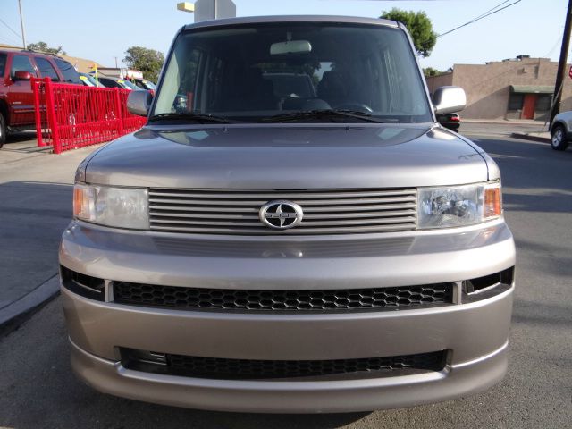 Scion xB 2005 photo 2