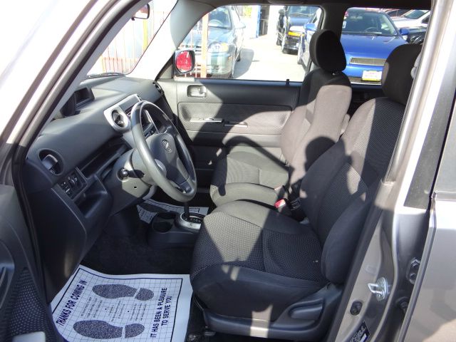 Scion xB 2005 photo 8