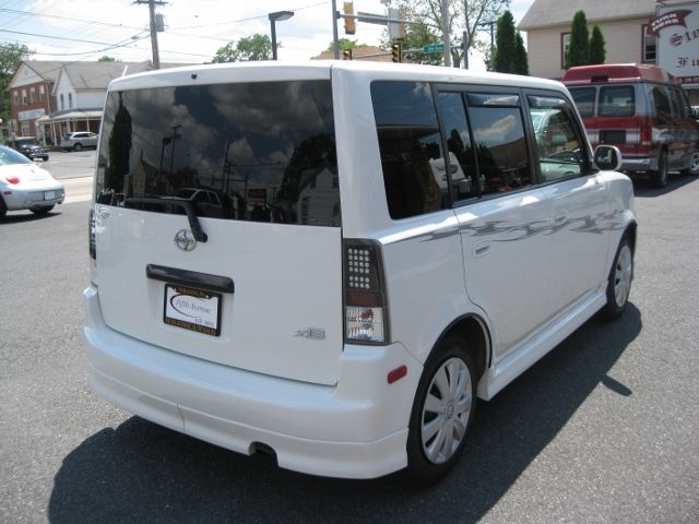 Scion xB 2005 photo 1