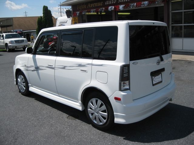 Scion xB 2005 photo 2