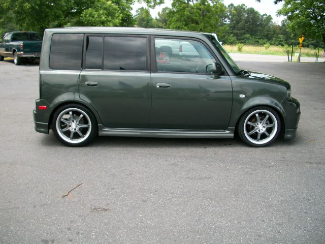 Scion xB 2005 photo 2