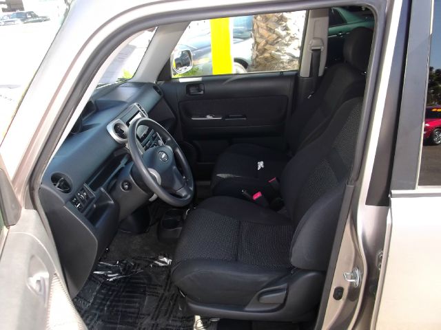 Scion xB 2005 photo 2