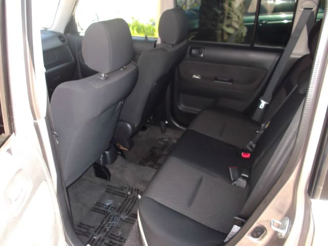 Scion xB 2005 photo 3