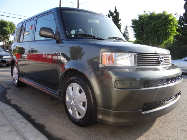 Scion xB 2005 photo 2