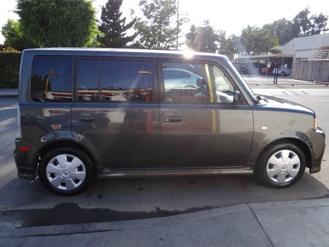 Scion xB 2005 photo 3