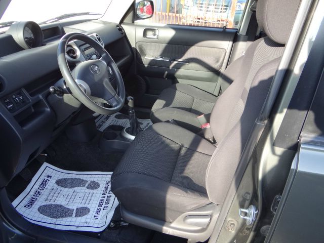 Scion xB 2005 photo 4