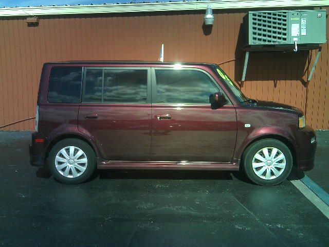 Scion xB 2005 photo 2